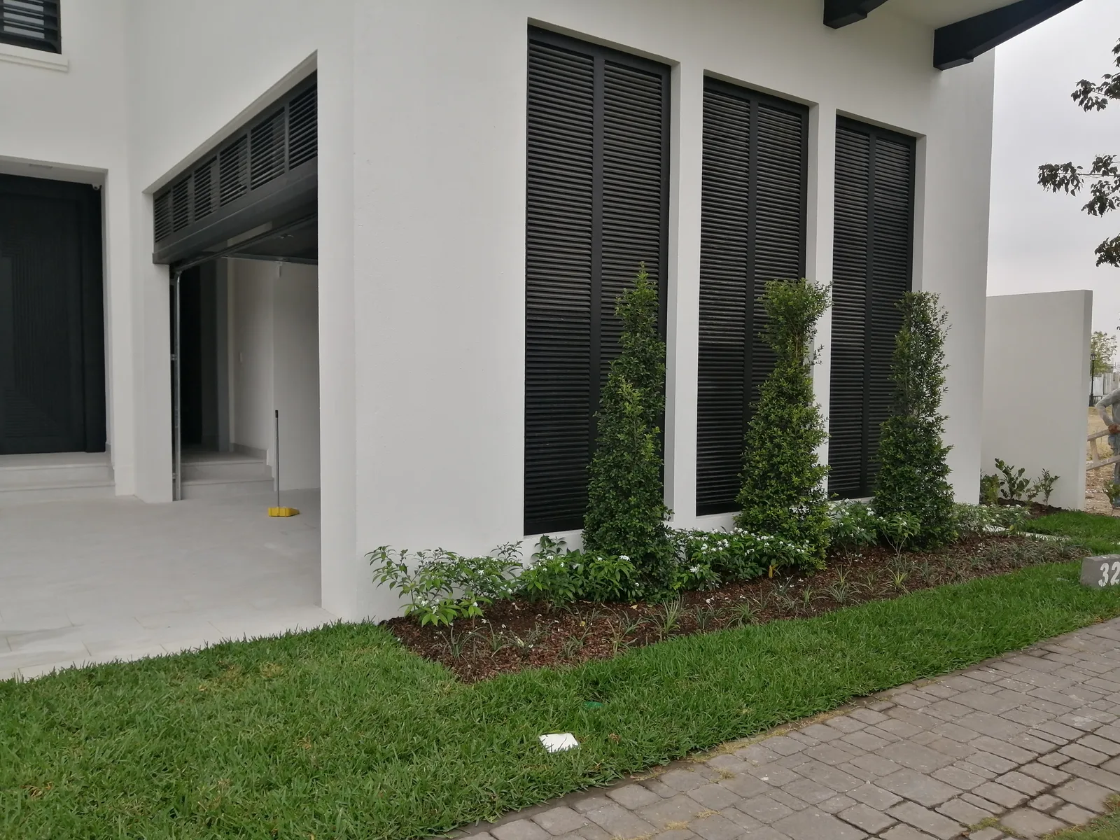 Limpieza final de obra en una vivienda recién construida