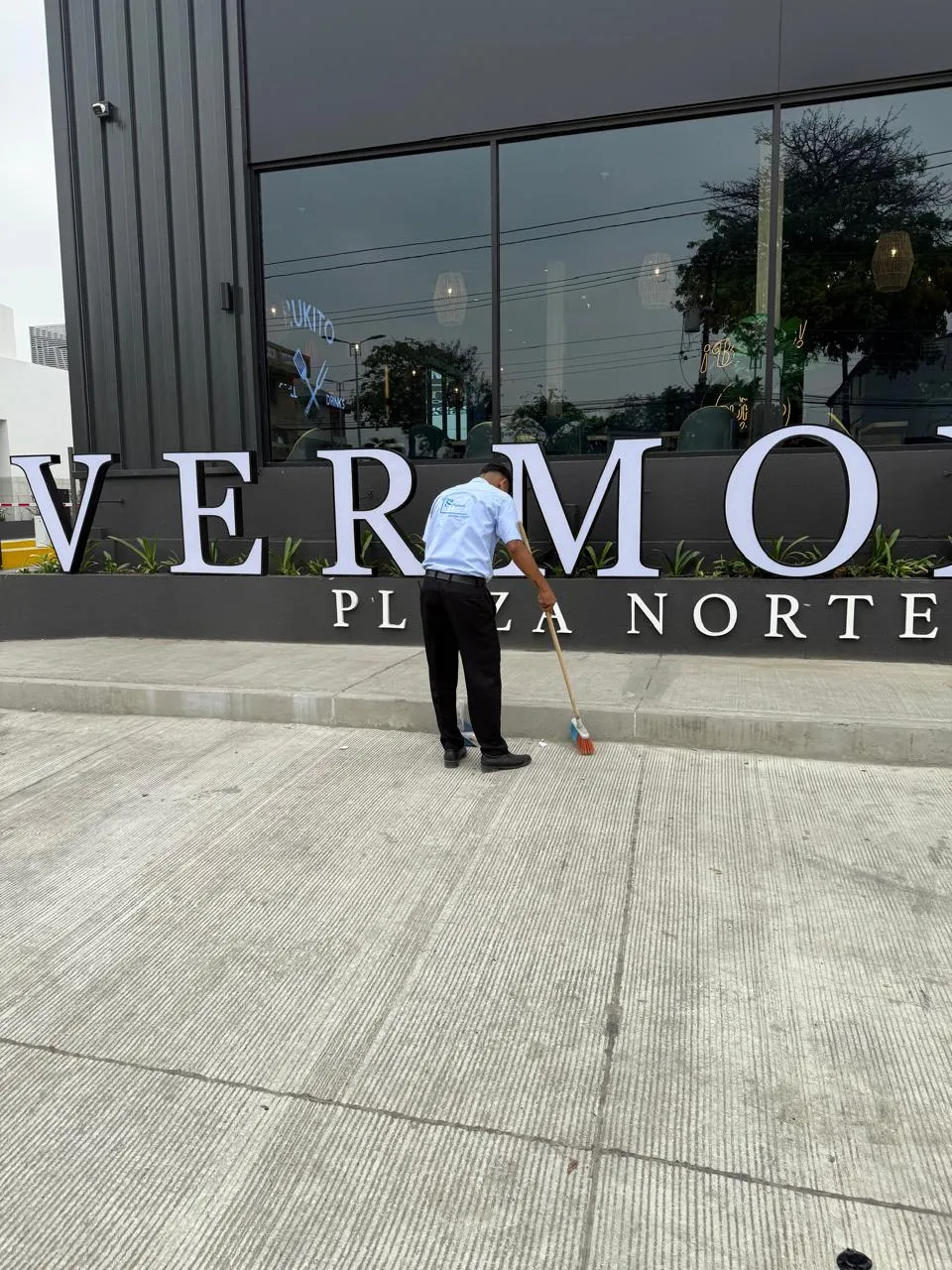 Personal de SolutionPlus en las instalaciones de Vermont Plaza