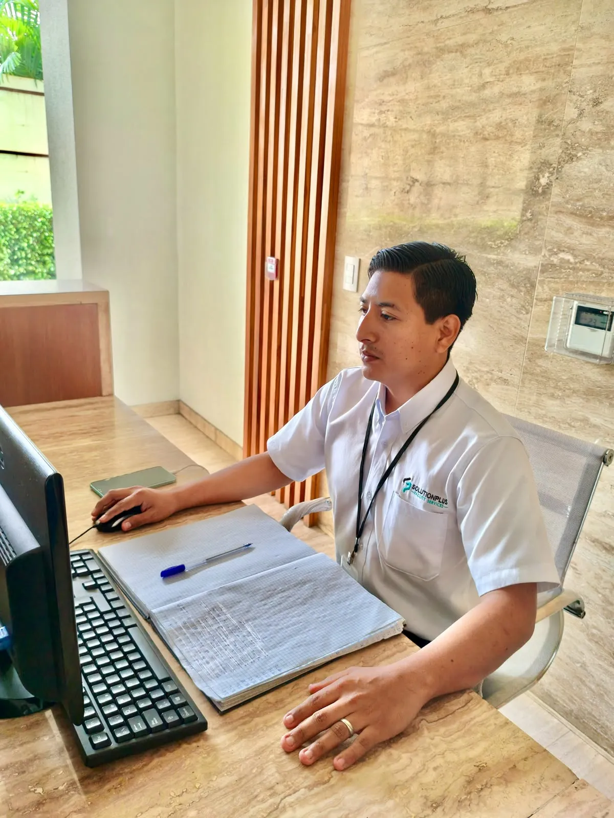 Personal de conserjería de SolutionPlus en el puesto de control de acceso del lobby de un edificio