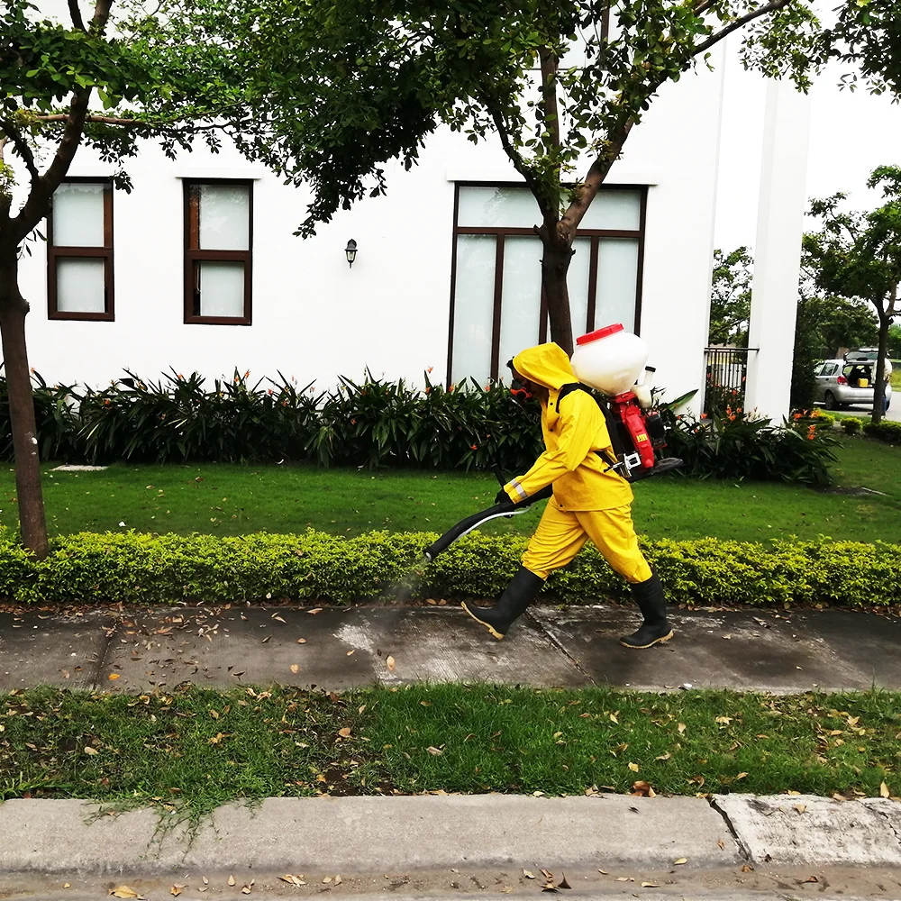 Técnico de SolutionPlus fumigando con bomba de mochila en una urbanización de Guayaquil