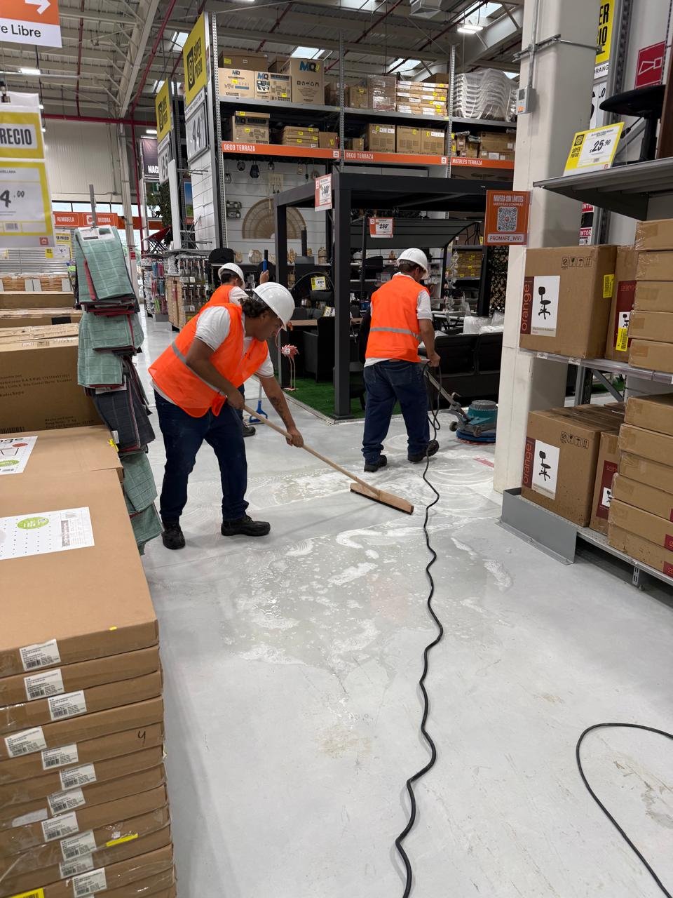Cuadrilla de SolutionPlus limpiando piso de tienda de mejoras para el hogar