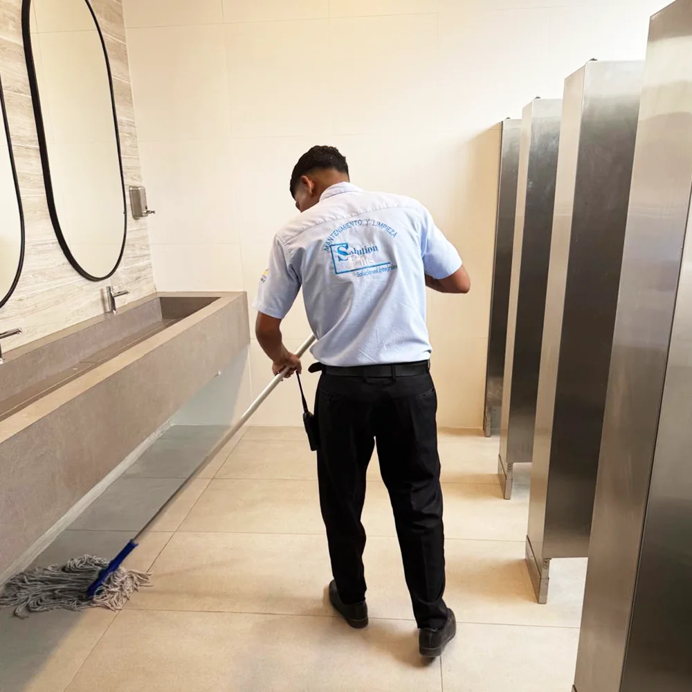 Personal de SolutionPlus en labores de limpieza empresarial en Guayaquil
