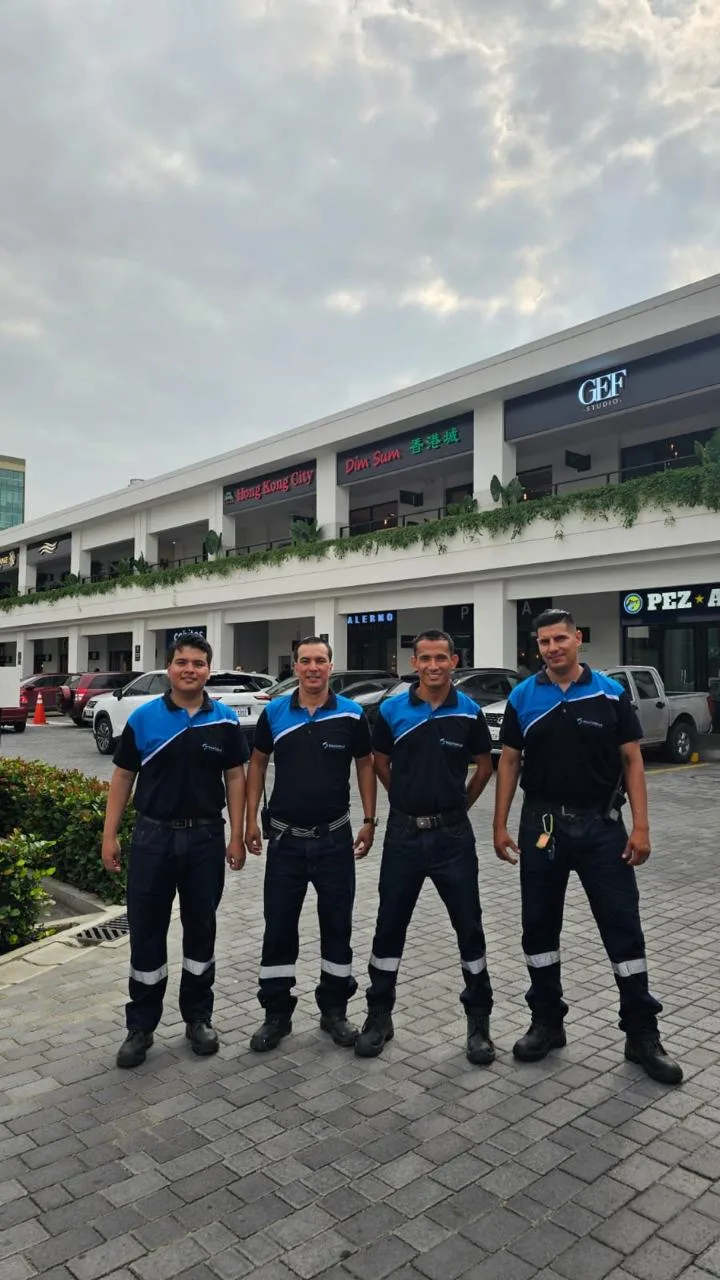 Equipo de SolutionPlus frente a uno de los centros comerciales que atiende