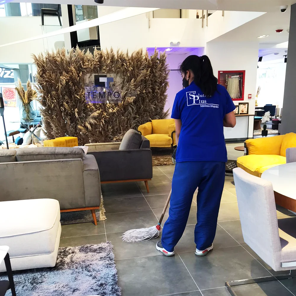 Personal de SolutionPlus trapeando en el showroom de una tienda de muebles