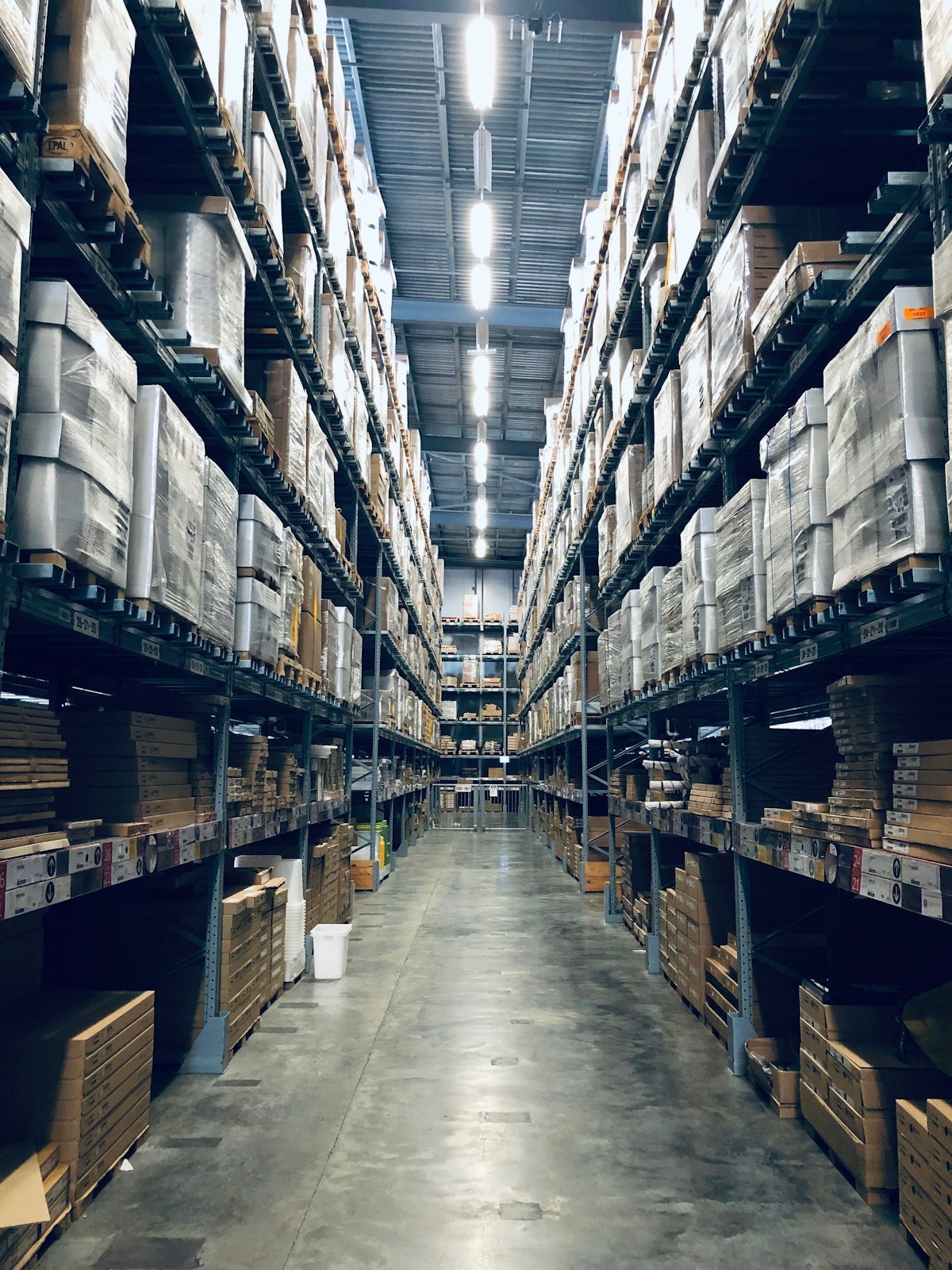 Pasillo de bodega con estanterías de almacenamiento