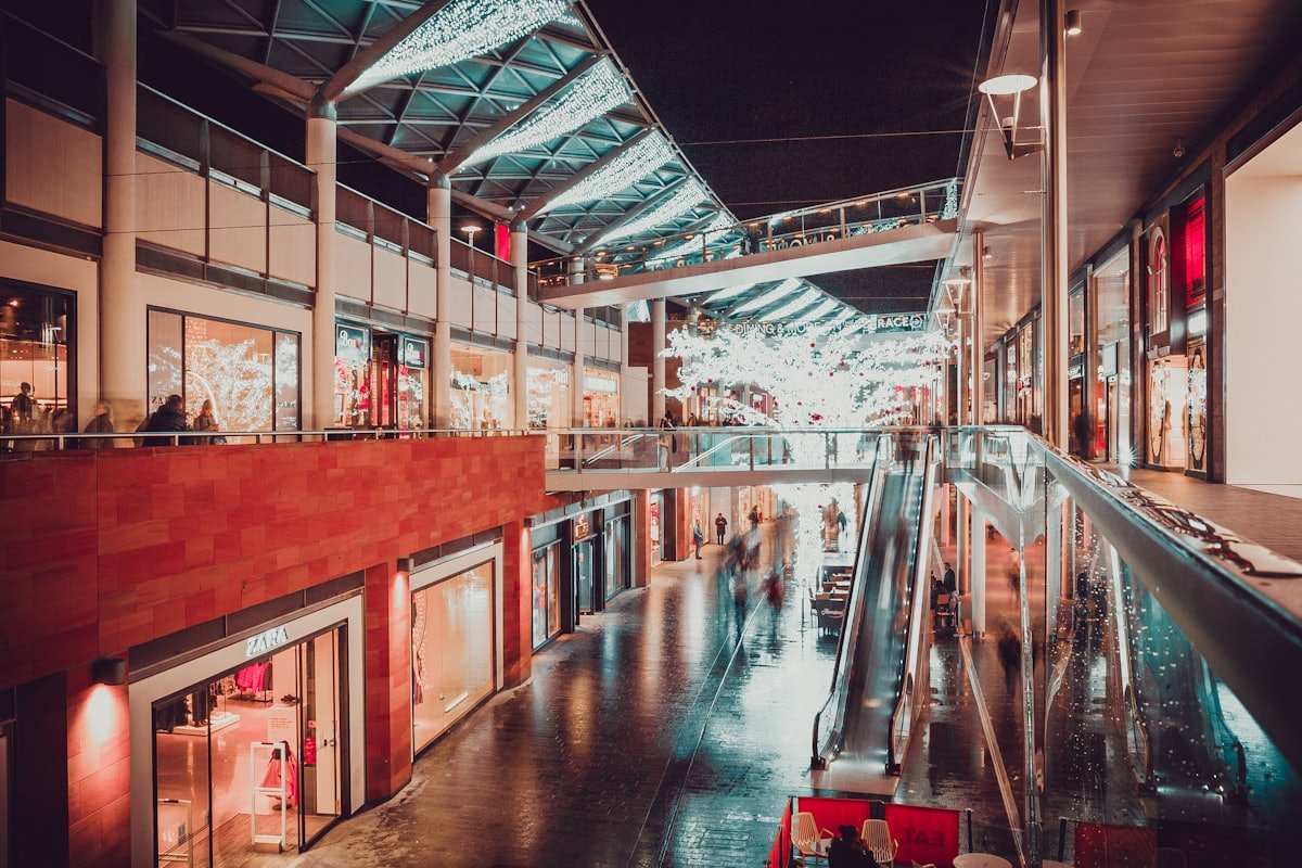 Pasillo interior de centro comercial