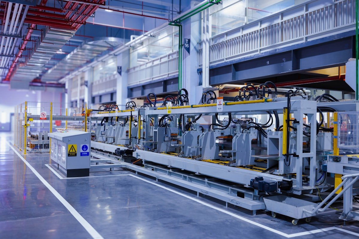 Planta industrial con línea de producción