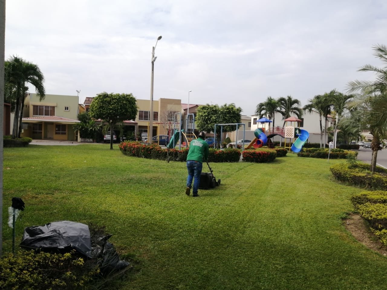 Cuadrilla de SolutionPlus trabajando en una urbanización