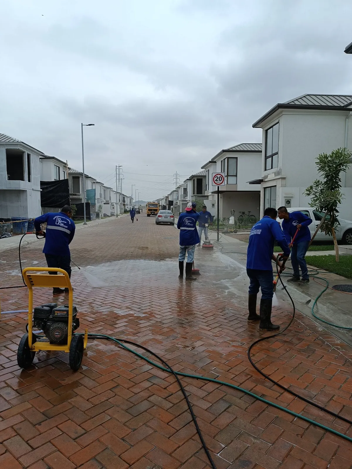 Cuadrilla de SolutionPlus con hidrolavadoras en una urbanización de Samborondón